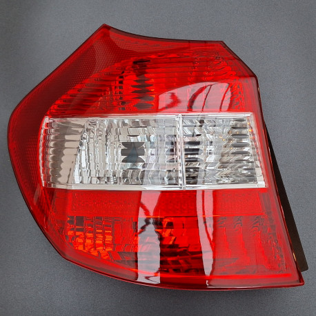Feu arrière gauche rouge/blanc BMW Série 1 E87 Phase 1 (2004–2007) – OEM+ – avec joints
